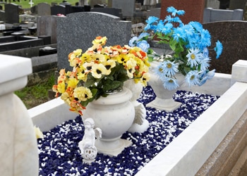 Quelles fleurs artificielles pour un cimetière ?