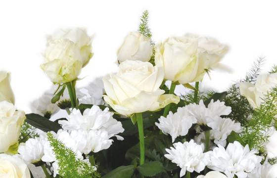 Fleurs en Deuil | zoom sur les roses blanches du Coussin de fleurs blanches "Pureté"