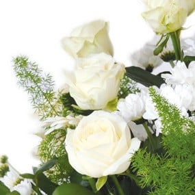 Fleurs en Deuil | mosaïque : vue sur les roses blanches du coussin
