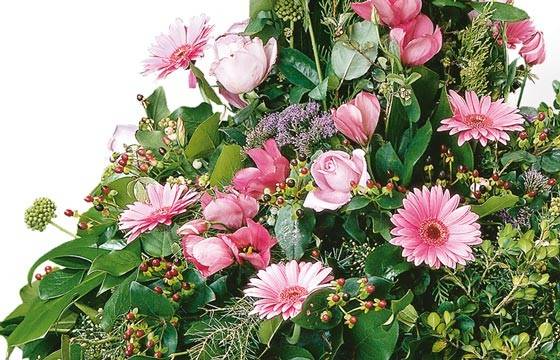 Fleurs en Deuil | zoom sur un ensemble floral de la Composition florale de deuil "Pensées"