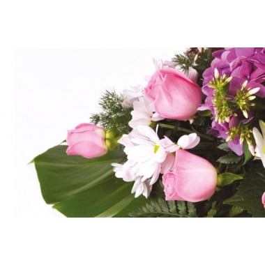 Fleurs en Deuil | zoom sur des roses roses de la Raquette de fleurs de deuil "Memory"