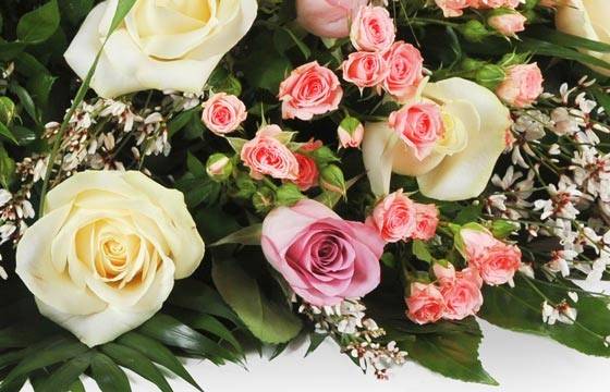 Fleurs en Deuil | vue sur un ensemble floral rose, rosette et gypsophile Fleurs en Deuil | vue sur un ensemble floral rose, rosette et gypsophile