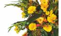 Fleurs en Deuil | vue sur des glaïeuls jaune et des gerberas jaunes de la Couronne de fleurs jaune "Lumière"