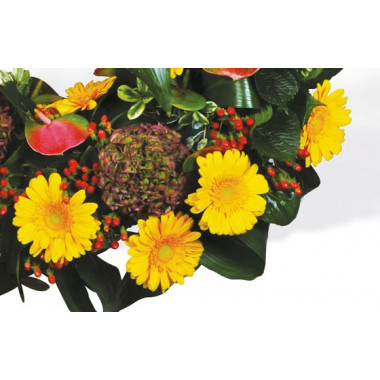 Fleurs en Deuil | Vue sur des gerberas jaunes et des hortensia vert-pourpre de la Couronne de fleurs jaune "Lumière"