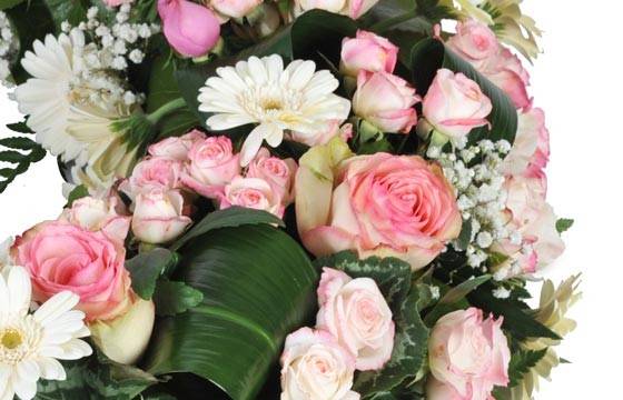 Fleurs en Deuil | zoom sur un ensemble floral de la Couronne de fleurs blanche et rose "Infinie Tendresse"