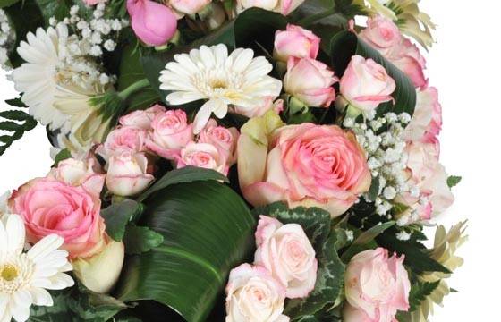 Fleurs en Deuil | zoom sur un ensemble floral de la Couronne de fleurs blanche et rose "Infinie Tendresse" Fleurs en Deuil | zoom sur un ensemble floral de la Couronne de fleurs blanche et rose "Infinie Tendresse"