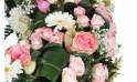 Fleurs en Deuil | zoom sur un ensemble floral de la Couronne de fleurs blanche et rose "Infinie Tendresse"