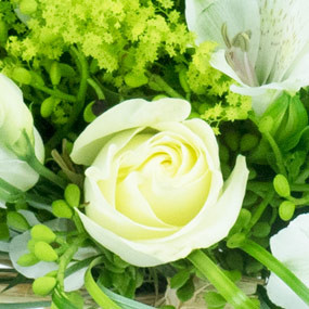 Fleurs en Deuil | mosaïque : zoom sur une rose blanche du bouquet