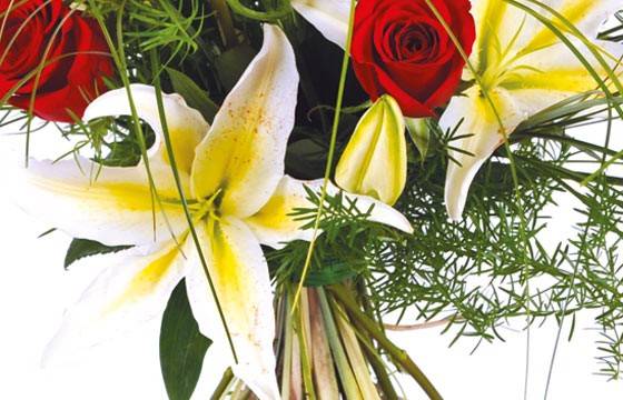 Fleurs en Deuil | zoom sur un lys blanc du bouquet Duchesse Fleurs en Deuil | zoom sur un lys blanc du bouquet Duchesse