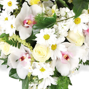 Fleurs en Deuil | mosaïque, zoom sur un ensemble floral du Coeur de fleurs blanches "Nuage"