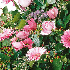 Fleurs en Deuil | mosaïque : vue sur un ensemble de fleurs de la Composition florale de deuil "Pensées"