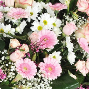 Fleurs en Deuil | mosaïque : zoom sur des gerberas de la Composition de fleurs deuil rose "Repos Eternel"