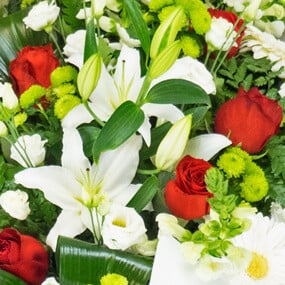 Fleurs en Deuil | mosaïque : zoom sur des lys et roses de la Gerbe de fleurs piquées rouges & blanches