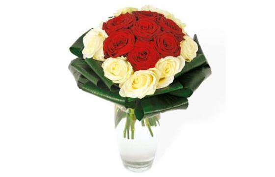 Fleurs en Deuil | Image du bouquet de roses rouges & roses blanches Complicité Fleurs en Deuil | Image du bouquet de roses rouges & roses blanches Complicité