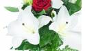 Fleurs en Deuil | zoom sur les lys du Bouquet linéaire de deuil "Mystère de Roses"
