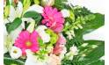 Fleurs en Deuil | zoom sur les gerberas roses de la Gerbe de deuil de fleurs roses & blanches