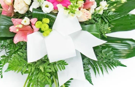 Fleurs en Deuil | zoom sur le nœud de la Gerbe de deuil de fleurs roses & blanches Fleurs en Deuil | zoom sur le nœud de la Gerbe de deuil de fleurs roses & blanches