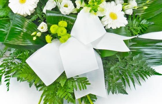 Fleurs en Deuil | vue sur le noeud de la Gerbe de fleurs deuil blanche Fleurs en Deuil | vue sur le noeud de la Gerbe de fleurs deuil blanche