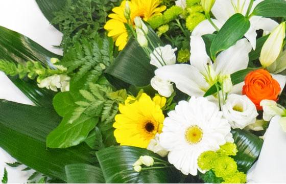 Fleurs en Deuil | vue sur les gerberas jaune, lys et rose Fleurs en Deuil | vue sur les gerberas jaune, lys et rose