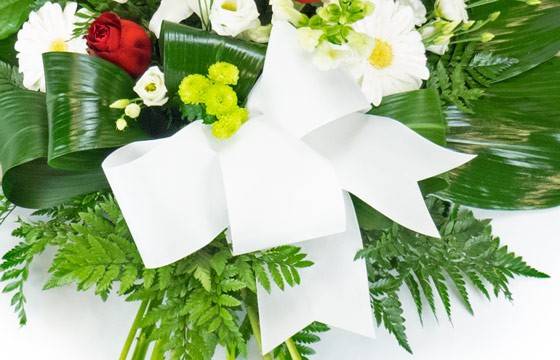 Fleurs en Deuil | zoom sur le nœud de la Gerbe de deuil de fleurs rouges & blanches Fleurs en Deuil | zoom sur le nœud de la Gerbe de deuil de fleurs rouges & blanches