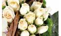 Fleurs en Deuil | zoom sur des roses blanches du coeur en fleurs Douceur