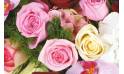 Fleurs en Deuil | zoom sur des roses roses et une rose blanche du Coeur en fleurs de deuil "Tristesse"