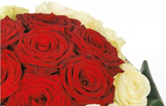 Fleurs en Deuil | zoom sur le haut du bouquet rond Fleurs en Deuil | zoom sur le haut du bouquet rond