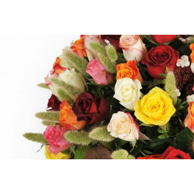 Fleurs en Deuil | zoom sur la gauche de la Composition de roses piquée "Florever"