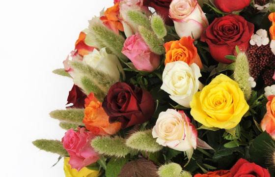 Fleurs en Deuil | zoom sur la gauche de la Composition de roses piquée "Florever"
